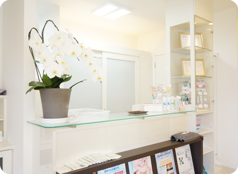 ①リニック外観②受付③診療チェア