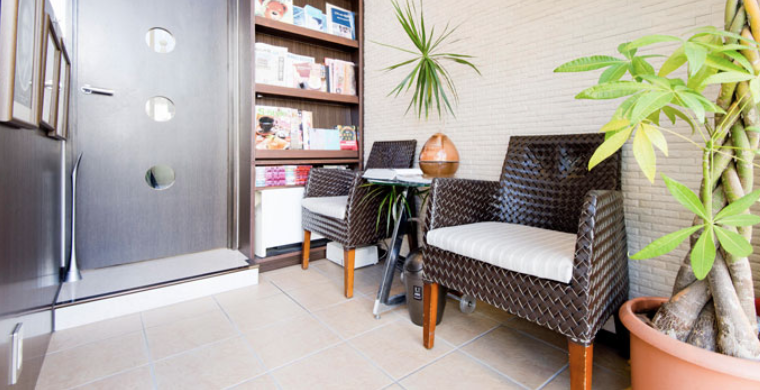 ①クリニック外観　②受付　③待合室