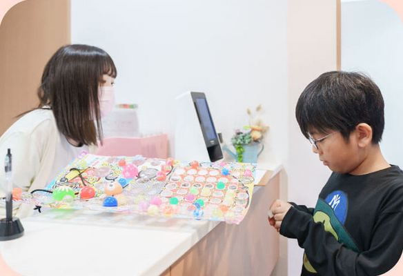 治療を頑張った子には「おもちゃくじ」ご褒美、絵本やおもちゃがあるキッズスペースも有り