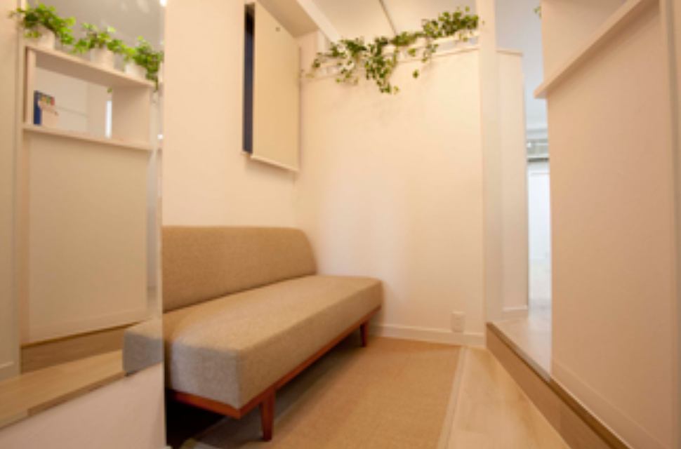 ①クリニック入口②受付③待合室