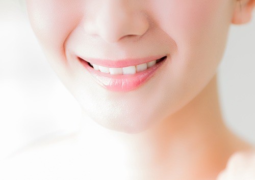 透明感のある自然な白さを目指し、歯や歯ぐきへの負担を抑えながら施術を進めています。