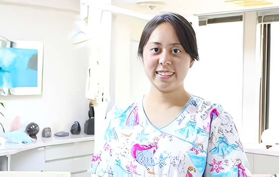 歯科医師で小児歯科科学分野先攻の井出　令奈です