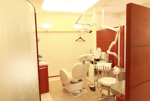 間接照明が心地よい半個室で施術を行い、リラックスしながらお口全体をケアできます