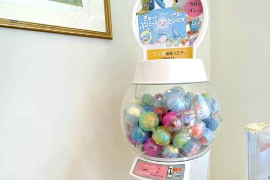 お子様のためのガチャガチャがございます