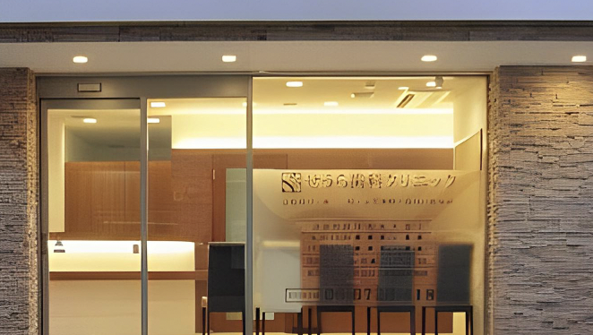 ①クリニック外観②待合室③診療チェア