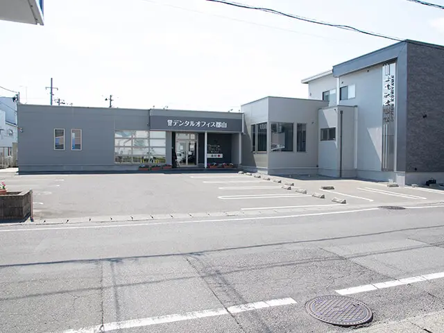 ①医院外観 ②受付 ③待合室