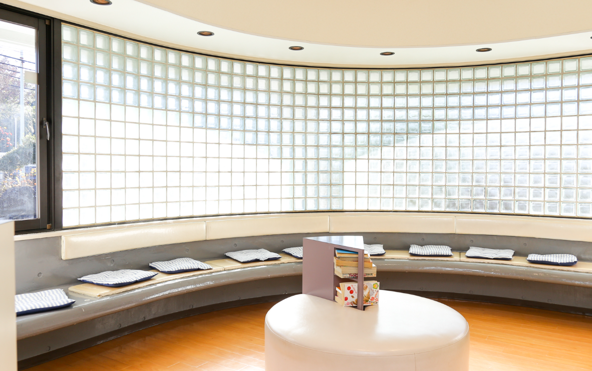 ①外観➁待合室③診察室