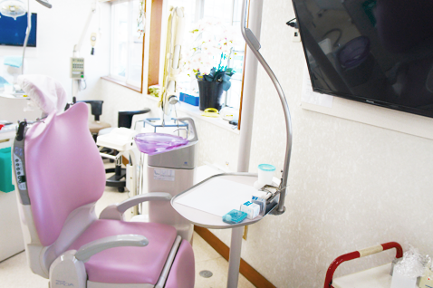 明るい診療室でリラックスしながら治療を受けられます