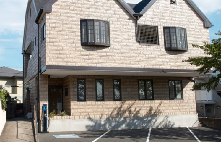 ①外観②待合室