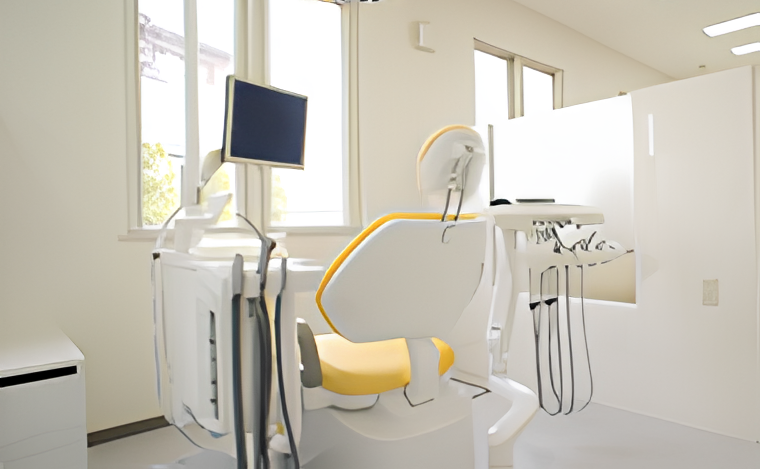 【剛志駅 徒歩18分】国際口腔インプラント学会認定医による包括的な歯科治療を行うちぎら歯科