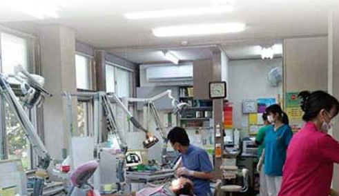 ①診療室　②診察チェア※写真はイメージです。　③治療器具※写真はイメージです。