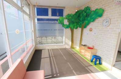 ①クリニック外観　②受付・待合室　③キッズスペース