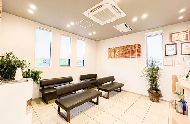 ①医院外観・スタッフ ②受付 ③待合室