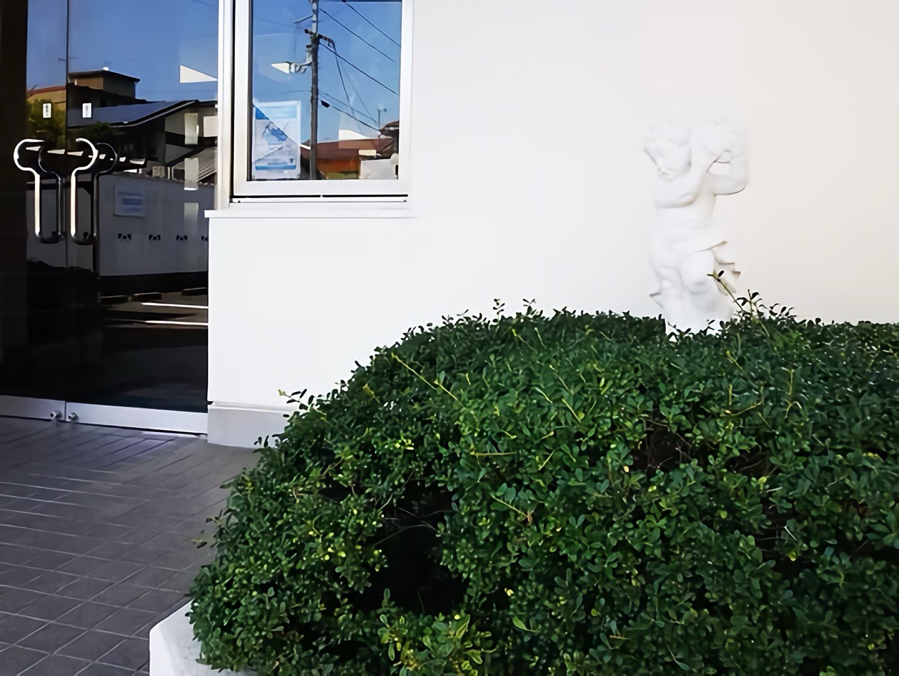 【鴨川団地前停留所より徒歩5分・駐車場完備】松山市で長く寄り添うやんべ歯科医院のやさしい歯科医療