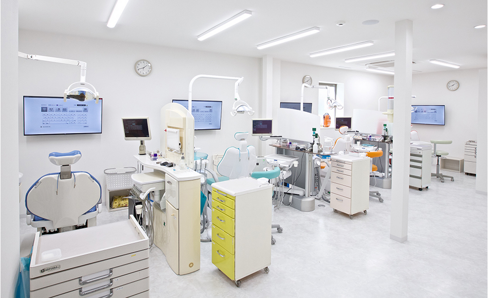 ①クリニック外観②受付③診療