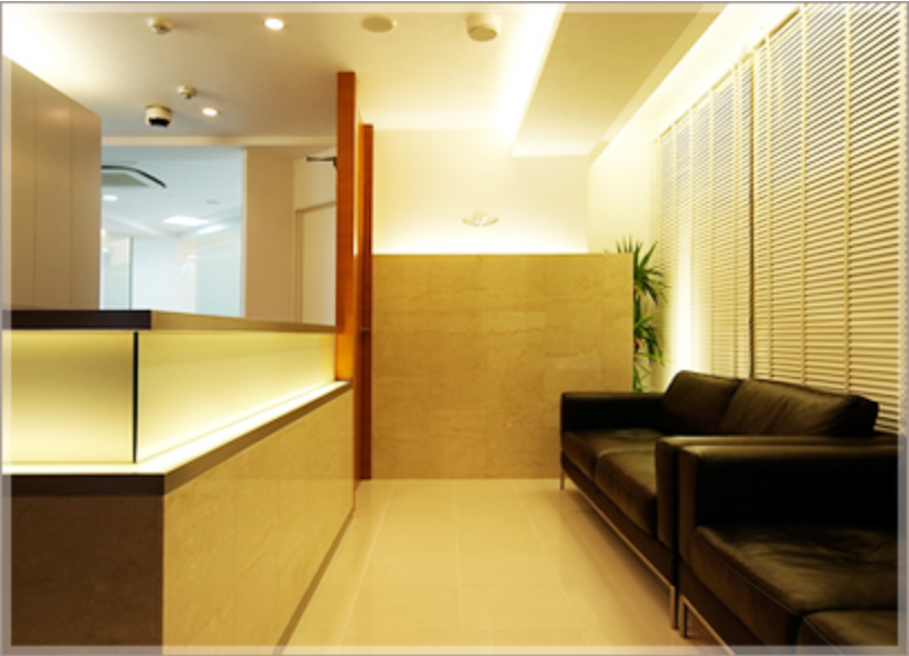 ①クリニック外観②受付③診療チェア