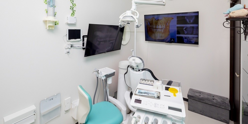 【大江渡鹿バス停から徒歩1分】インプラントや外科的処置から日常診療まで丁寧に対応する岡本右近歯科医院