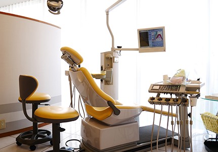 診療台は個別に区切られています