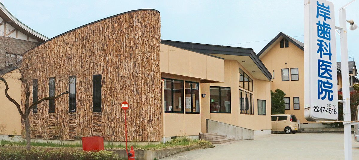 ①クリニック外観②院内展示物③診療室