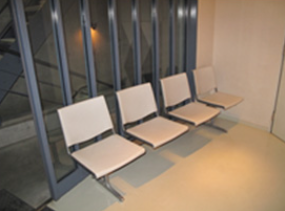 ①クリニック外観　②待合室　③診療室