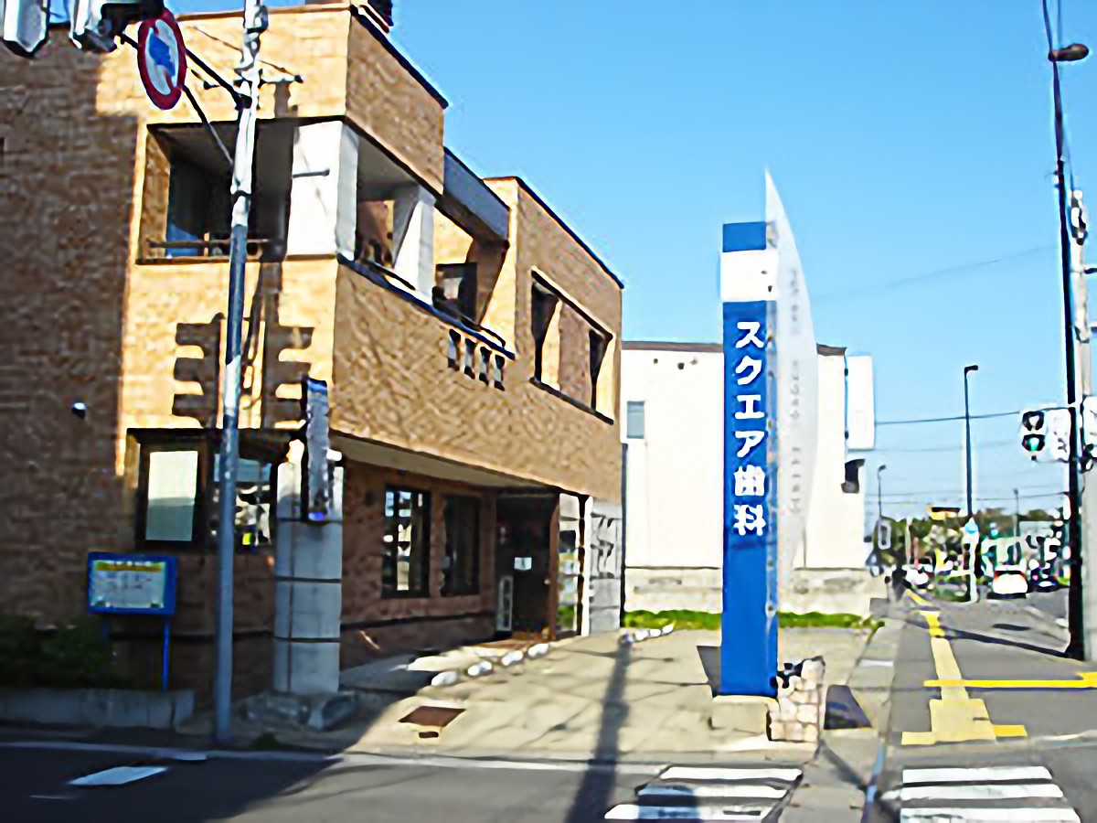 ①外観②待合室③広々としたトイレ