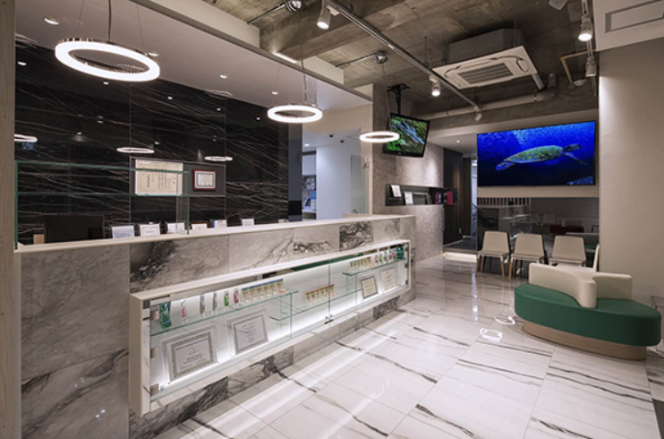 ①笑顔溢れるスタッフが対応いたします②受付③託児スペース