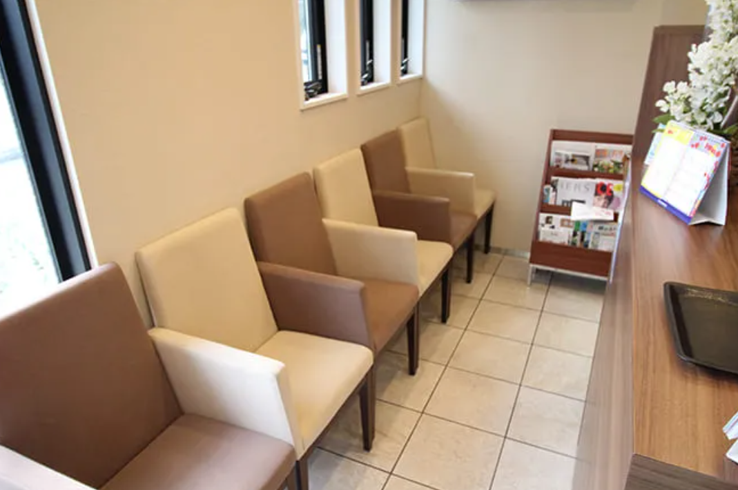 ①クリニック外観②受付③待合室