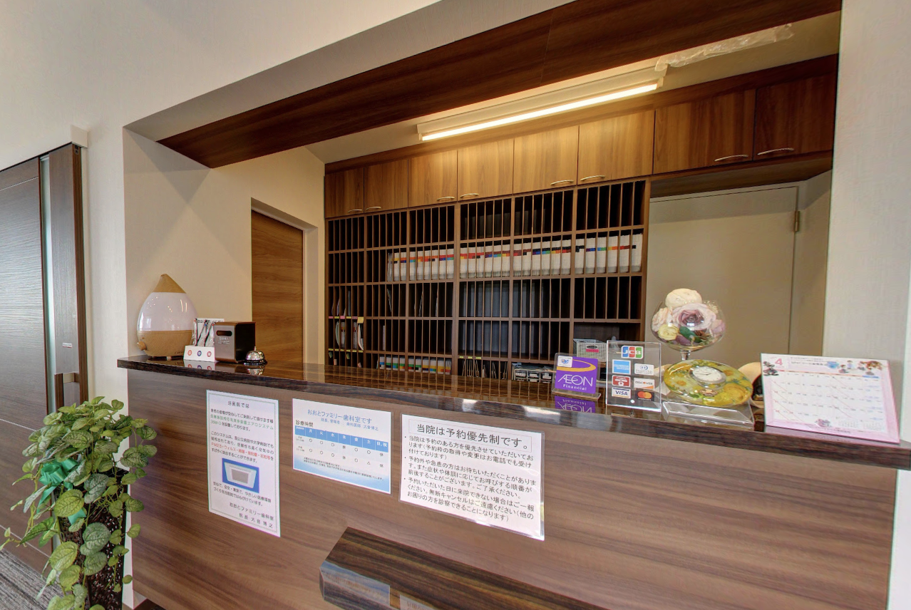 ①クリニック外観　②受付　③待合室