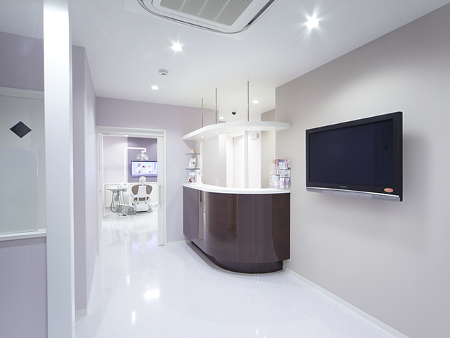 ①クリニック外観②待合室③診療チェア