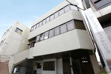 ①外観②待合室③診療室