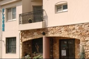 ①外観②待合室③診療室