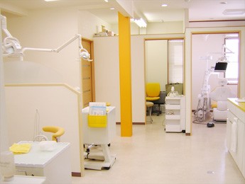 ①外観②受付③診察室