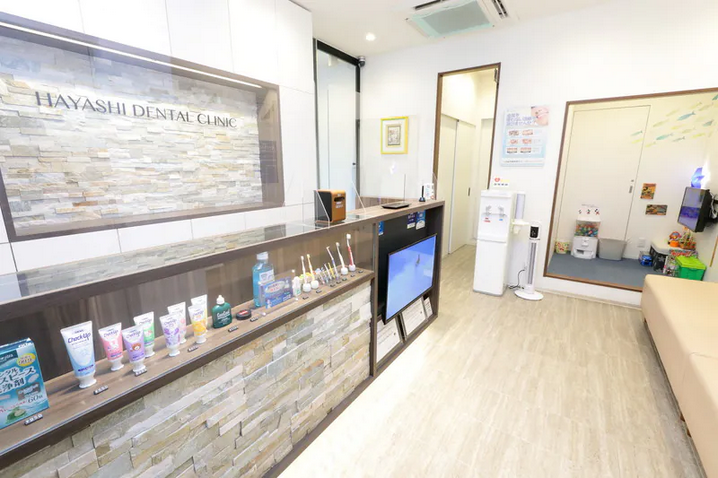 ①クリニック外観②受付③受付