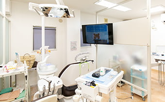 ①クリニック外観②受付・待合室③診療室