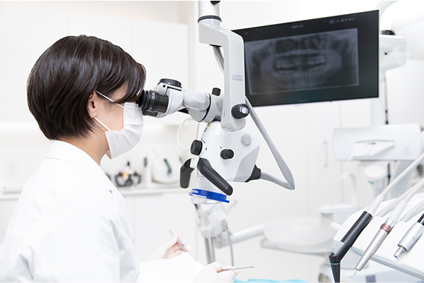 精密機械を用いて根管治療を行います