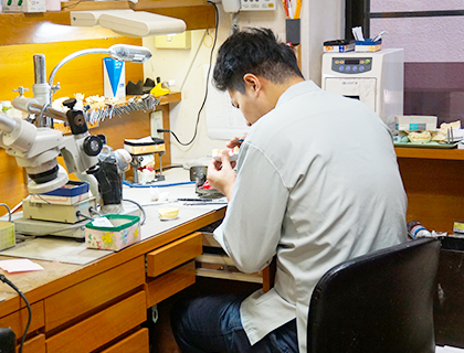 常勤の技工士が義歯の修理に対応します