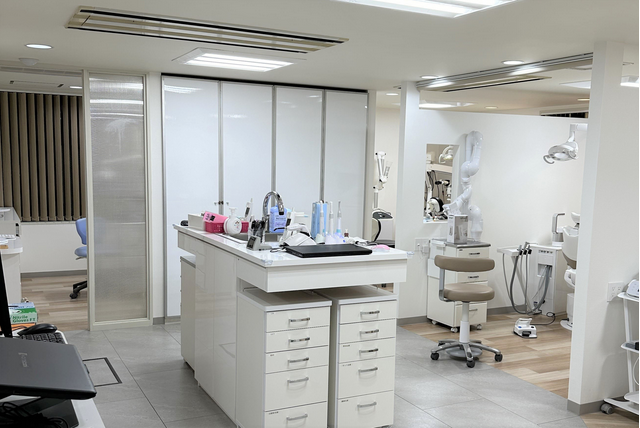 ①クリニック外観②受付③診療チェア