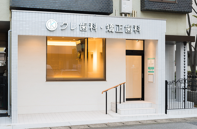 ①クリニック外観②受付③診療スペース