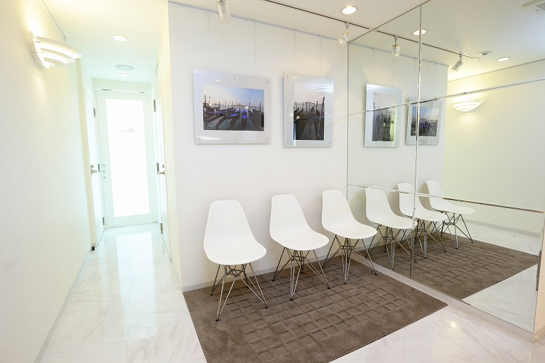 ①診療室②待合室③受付