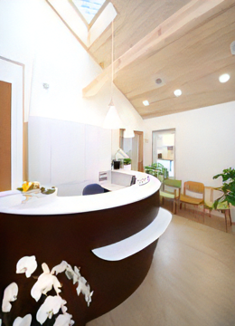 ①クリニック外観②受付③診療室