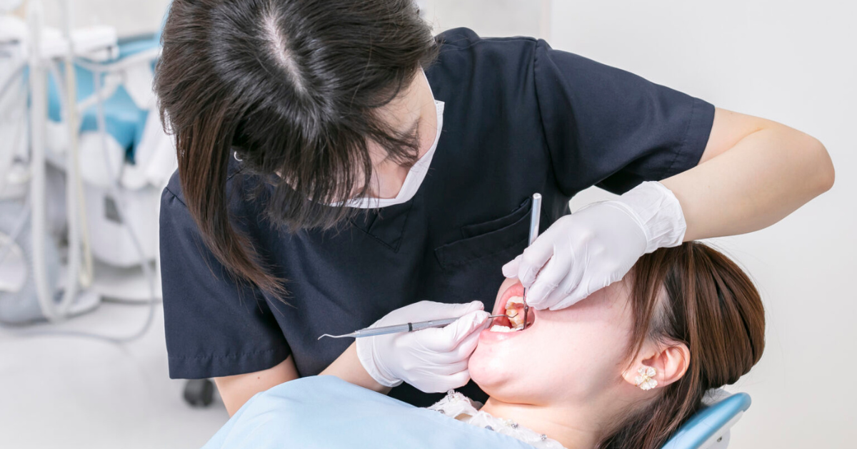 丁寧な治療を行うスタッフ