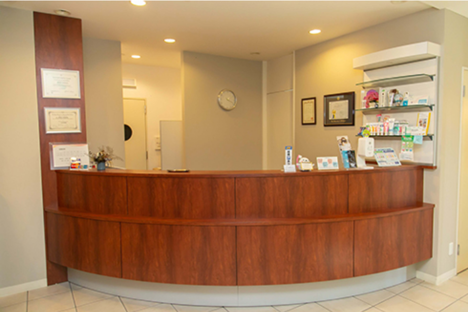 ①クリニック外観②受付③診療チェア