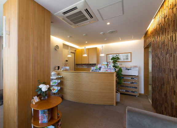 【蒲郡駅北口徒歩12分・車3分】インプラント専門医在籍し精密治療と予防に注力する鈴木歯科医院