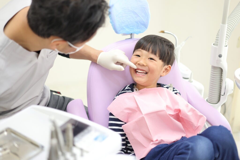成長段階や性格、歯科治療の経験などを考慮し、お子様一人ひとりのペースに合わせた診療を心がけています。