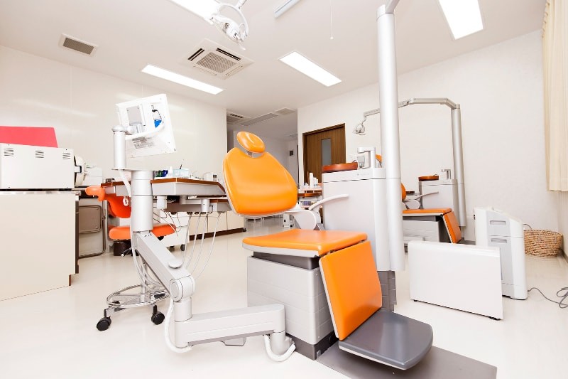 ①医院入口②診療室③待合室