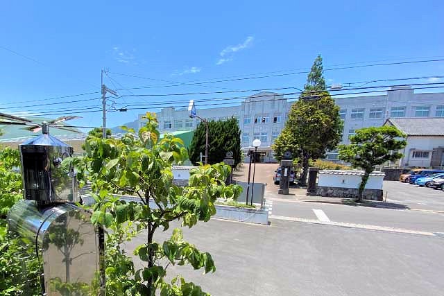 島原第一小学校の正門前です