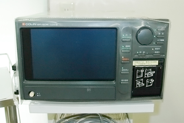 心電図や血圧計などの機能を備えた手術用モニター