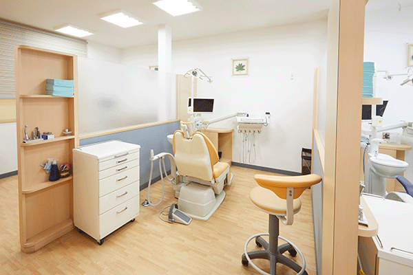 ①医院外観②診療室③キッズスペース