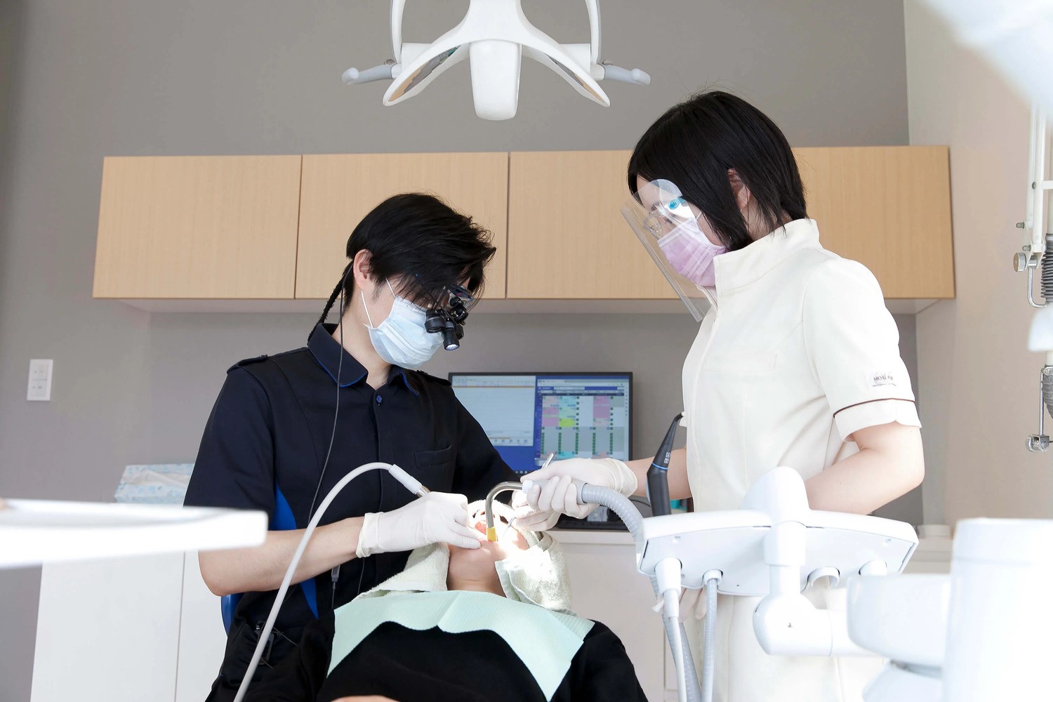 拡大鏡を用いて健康な歯質を可能な限り残す工夫をしています