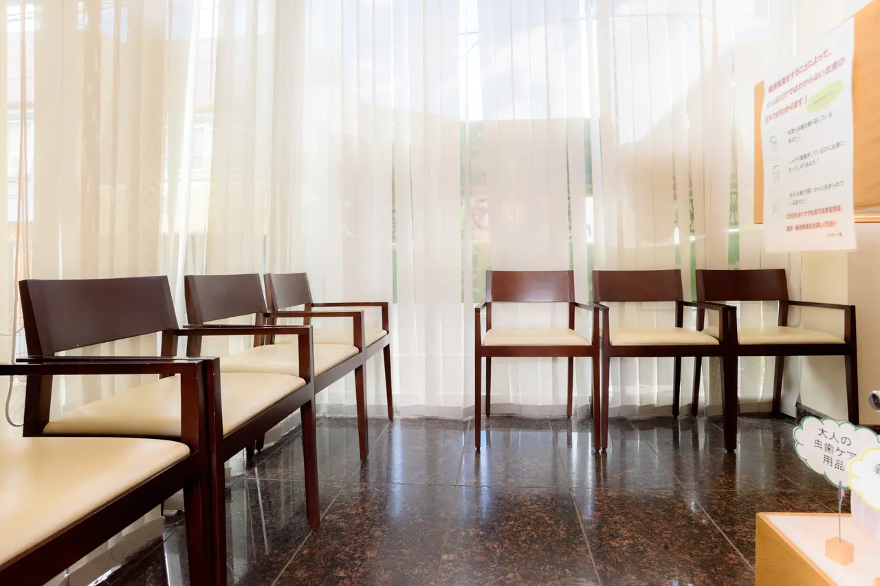 ①クリニック外観②待合室③診療チェア